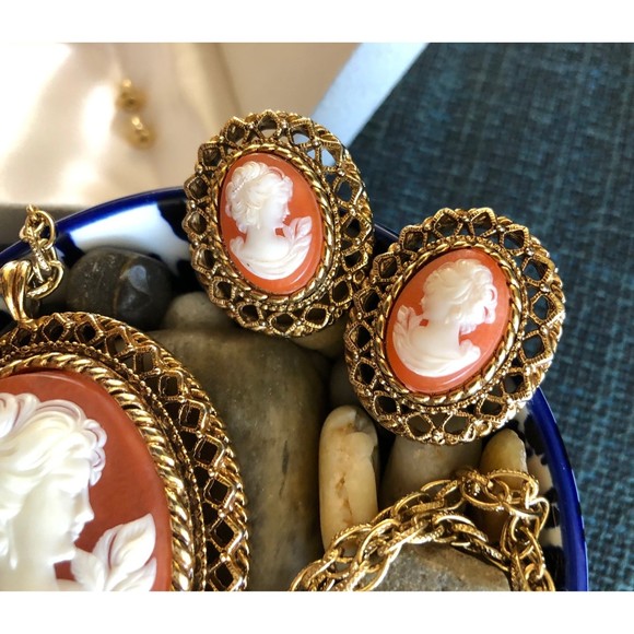 Vintage Statement Cameo Necklace & Earrings Set Gold Chain Resin 1970 - Picture 9 of 12